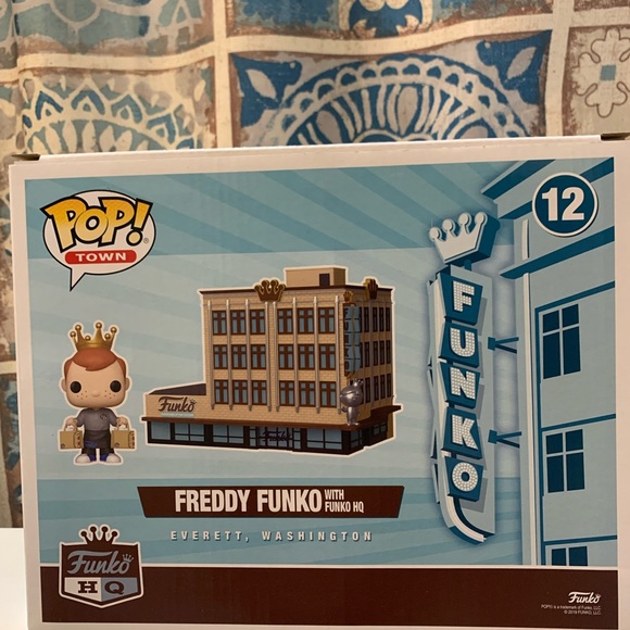 Funko Pop! Town Freddy Funko with Funko HQ #12 (ECCC 2020 Exclusive) - Picture 8 of 10